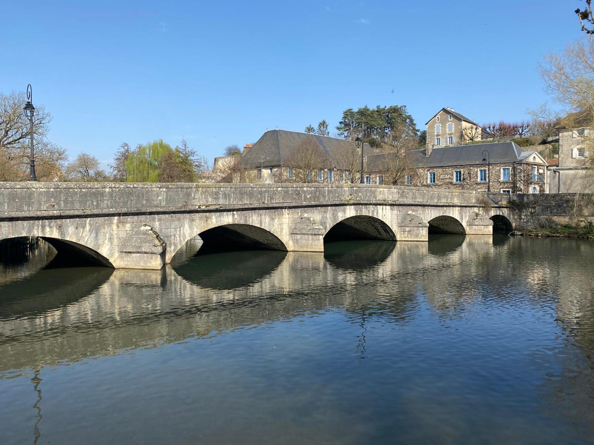 Logis Hotel Le Saint Georges Vivonne Zewnętrze zdjęcie